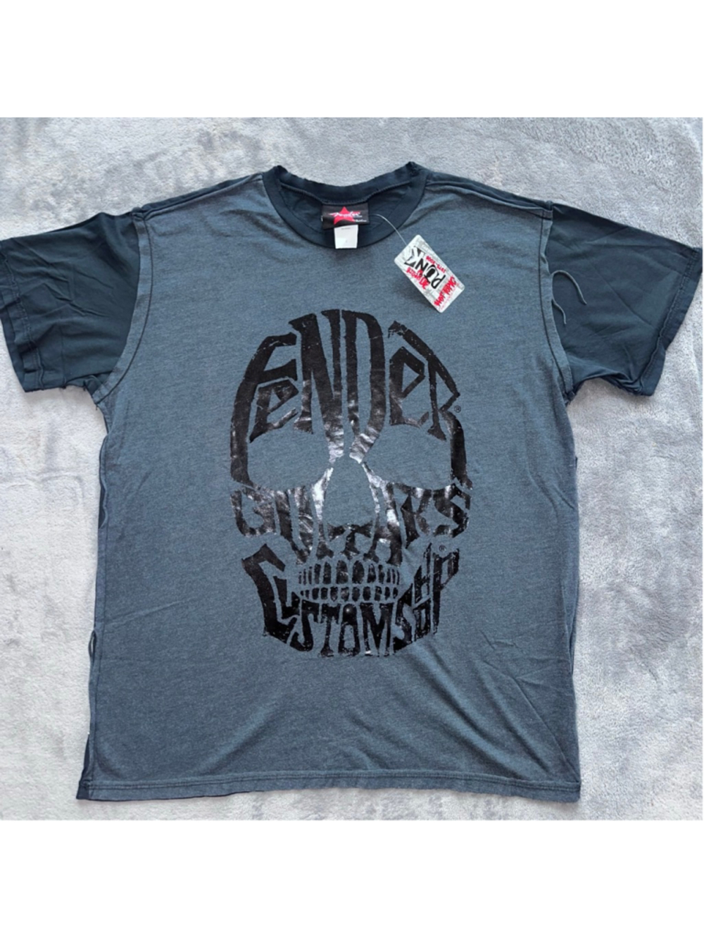 NOS Adult Unisex Small Hot Topic SS Skull Outline TShirt Fender Guitars Y2K